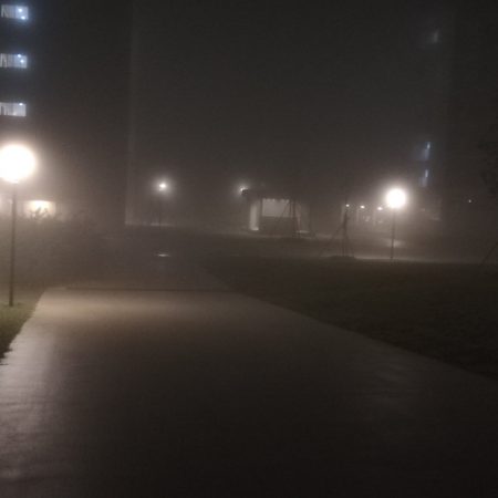 Foto inquietante del mio dormitorio, durante una notte nebbiosa